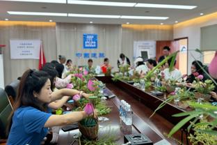 国米多打一人！塔梅泽放倒姆希塔良，女主裁观看回放后出示红牌