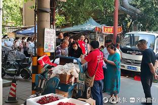 明日将三分线对决！库里与WNBA三分王内斯库拥抱寒暄